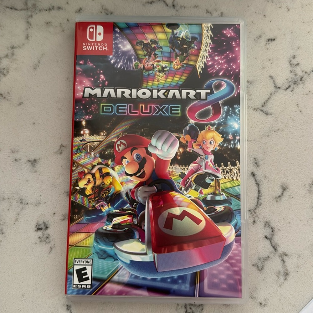 Mario Kart 8 Deluxe! Nintendo Switch Game 2017 …barely used in Box!